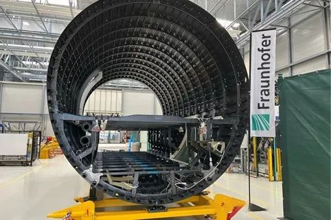 图 2 位于德国施塔德弗劳恩霍夫研究所的MFFD飞机机身部件通过热塑性复合材料焊接工艺进行连接